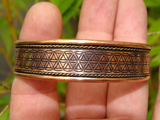 Bracelet magnétique 'manchette' en cuivre 2 cm, gravure Fleur de Vie, avec 6 aimants agissant sur les méridiens !
