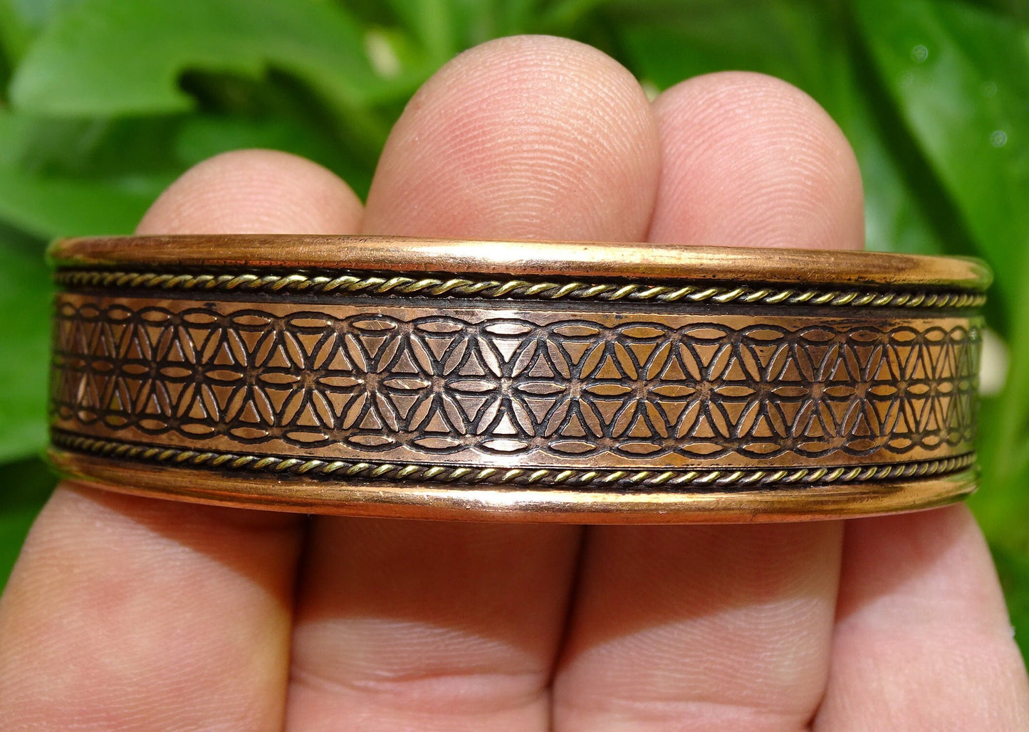 Bracelet magnétique 'manchette' en cuivre 2 cm, gravure Fleur de Vie, avec 6 aimants agissant sur les méridiens !