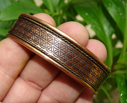 Bracelet magnétique 'manchette' en cuivre 2 cm, gravure Fleur de Vie, avec 6 aimants agissant sur les méridiens !