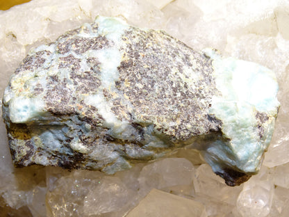Larimar – Morceau brut avec 1 face polie et 1 face brute – 76 x 46 x 21 mm – 79,3 gr.