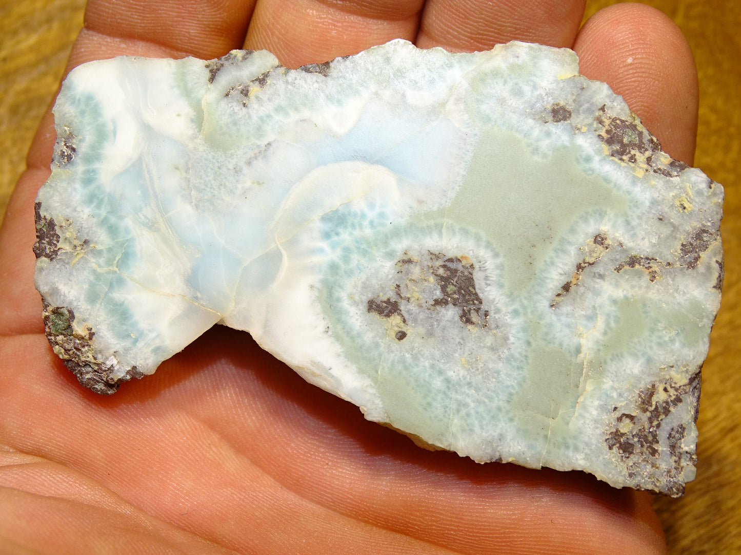 Larimar – Morceau brut avec 1 face polie et 1 face brute – 76 x 46 x 21 mm – 79,3 gr.