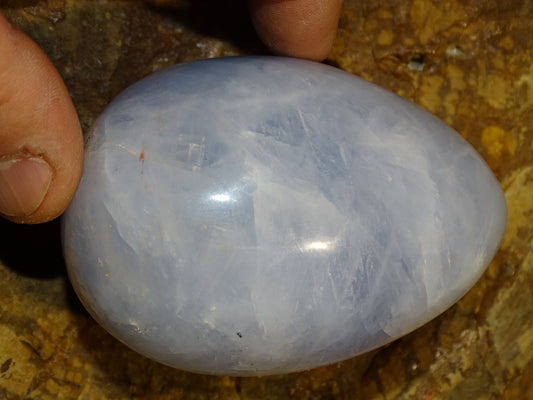 Oeuf en 'Calcite bleue' de 80 millimètres de hauteur x 5,7 mm de diamètre - 374 grammes !