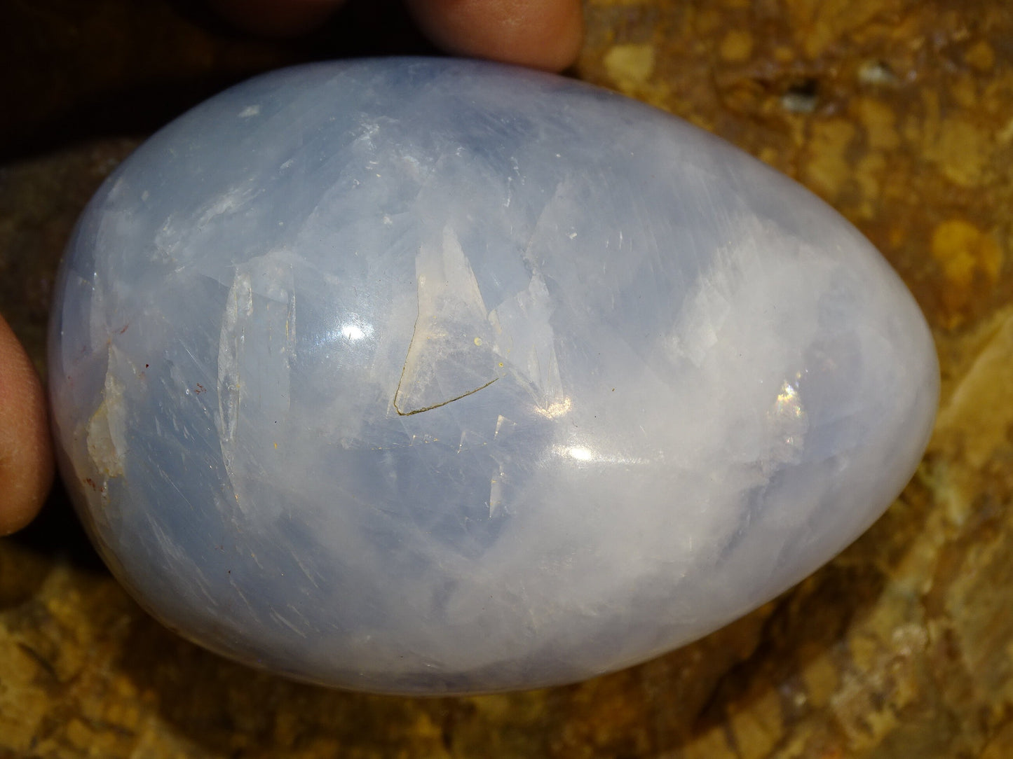Oeuf en 'Calcite bleue' de 80 millimètres de hauteur x 5,7 mm de diamètre - 374 grammes !