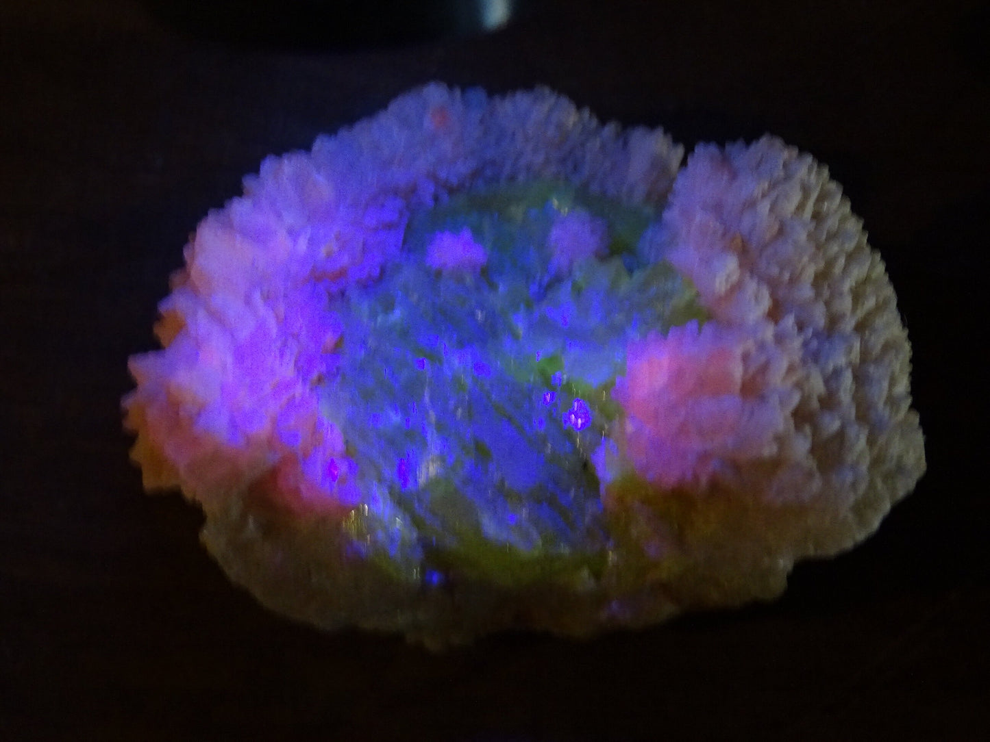 Melanophlogite + soufre – Spécimen brut réagissant à la lampe U.V. – 54 x 40 x 38 mm – 56 gr.