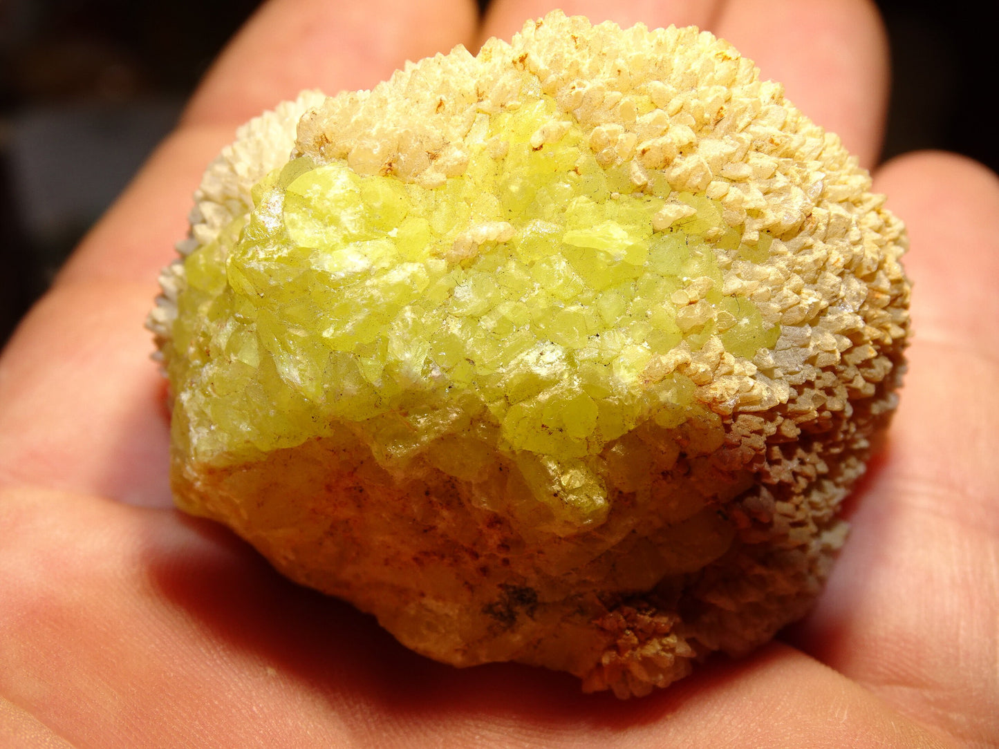 Melanophlogite + soufre – Spécimen brut réagissant à la lampe U.V. – 54 x 40 x 38 mm – 56 gr.