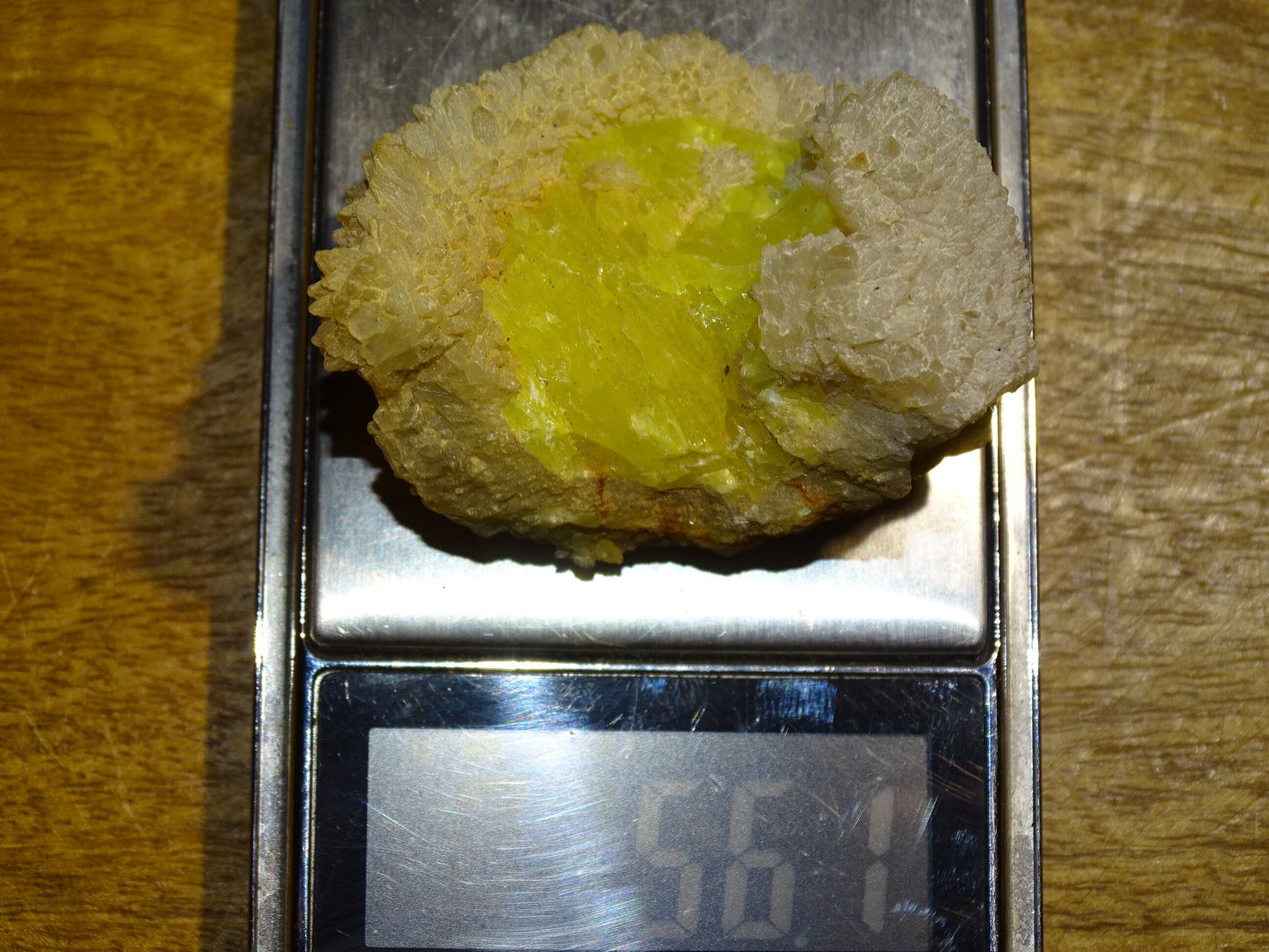Melanophlogite + soufre – Spécimen brut réagissant à la lampe U.V. – 54 x 40 x 38 mm – 56 gr.