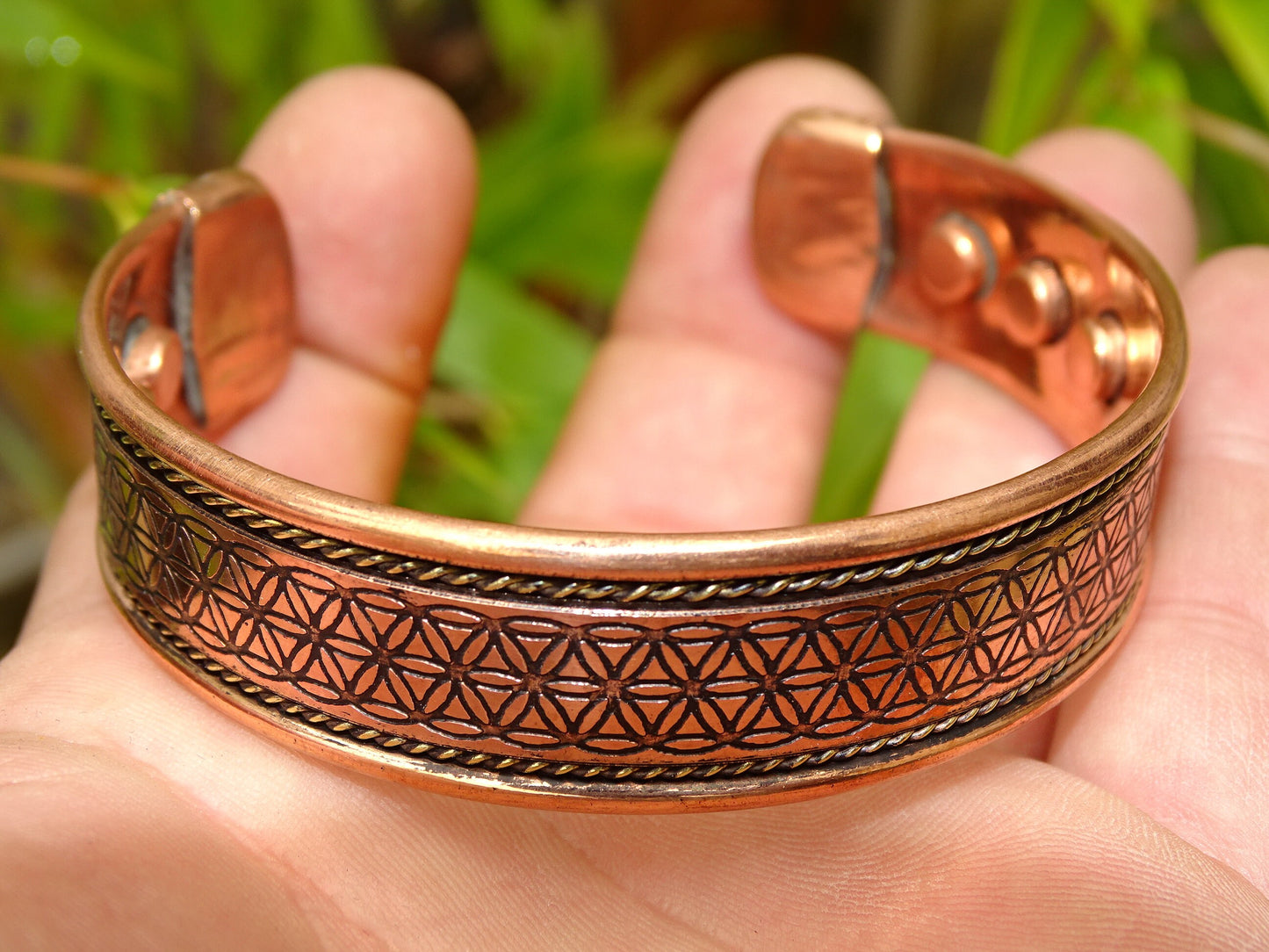 Bracelet magnétique 'manchette' en cuivre 2 cm, gravure Fleur de Vie, avec 6 aimants agissant sur les méridiens !