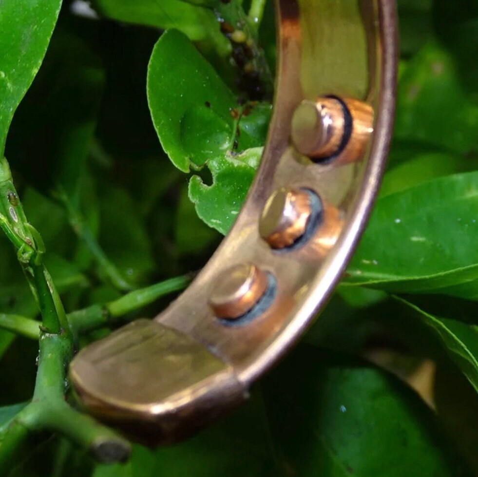Bracelet magnétique 'manchette' en cuivre 2 cm, gravure Fleur de Vie, avec 6 aimants agissant sur les méridiens !