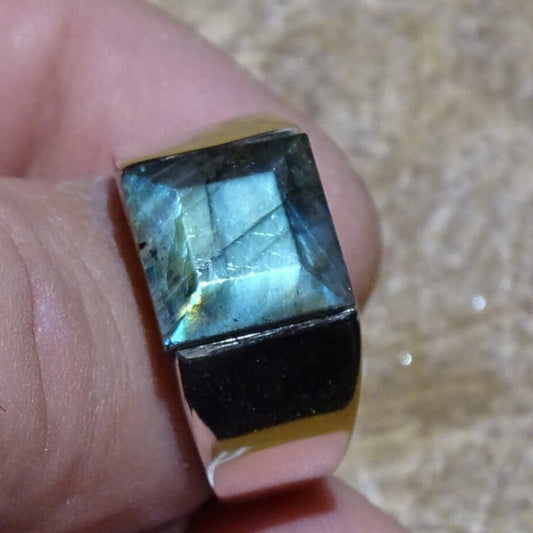 Bague/ chevalière qualité supérieure "Homme ou Femme", en Labradorite bleue, en Argent 0,925, taille disponible de 60 à 74 Fr. superbe cabochon serti d’un bleu envoutant et fascinant !
