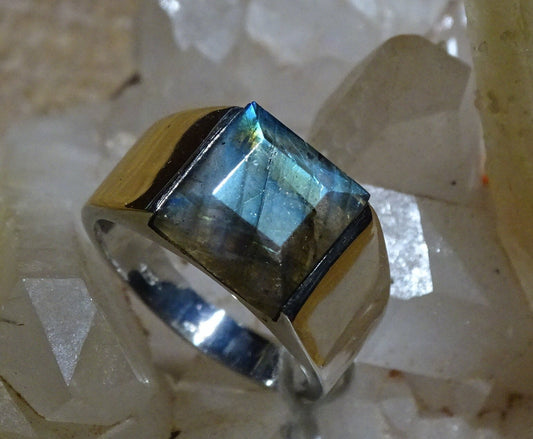 Bague/ chevalière qualité supérieure "Homme ou Femme", en Labradorite bleue, en Argent 0,925, taille disponible de 60 à 74 Fr. superbe cabochon serti d’un bleu envoutant et fascinant !