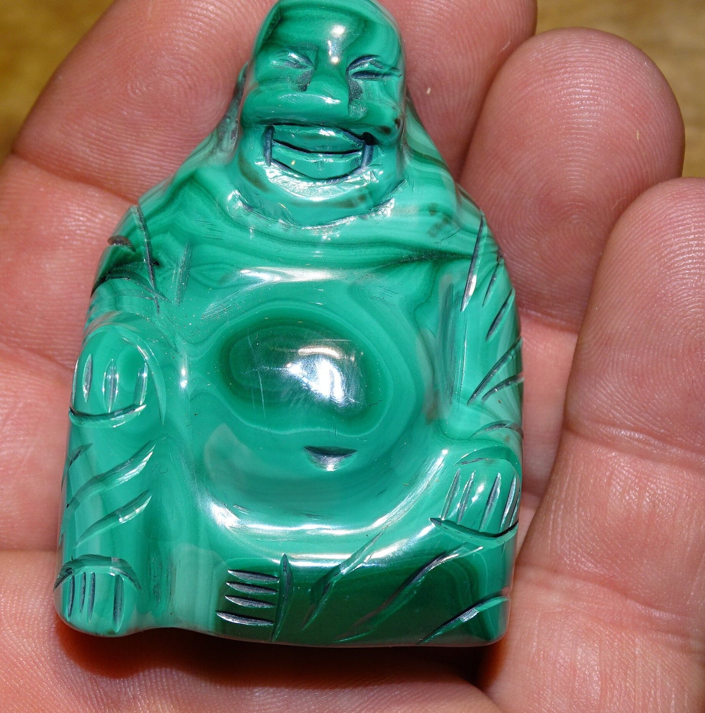 Bouddha 'rieur' en pierre de Malachite, 55 millimètres de hauteur x 45 x 30 - Superbe pièce d'une pierre qui devient rare !
