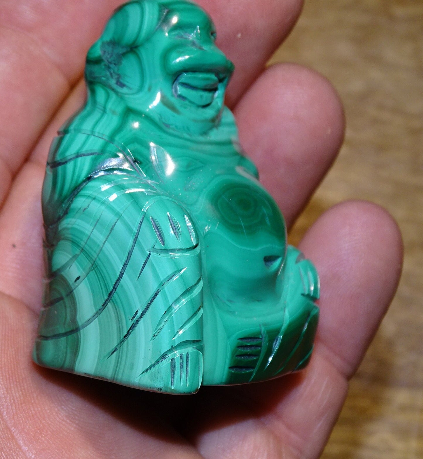 Bouddha 'rieur' en pierre de Malachite, 55 millimètres de hauteur x 45 x 30 - Superbe pièce d'une pierre qui devient rare !