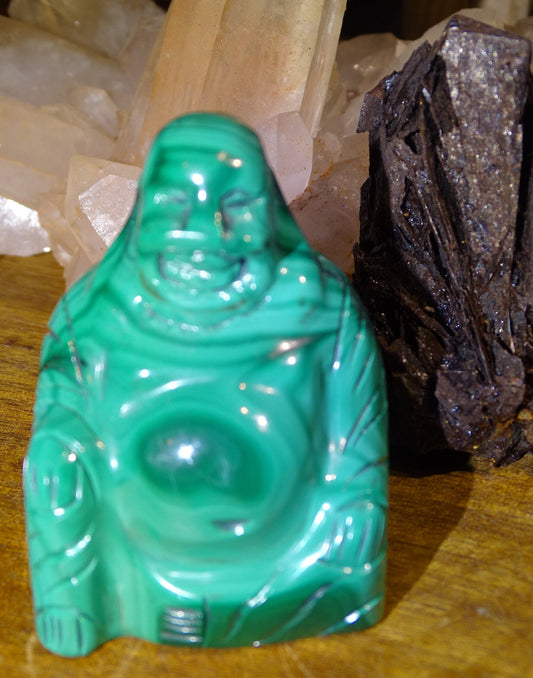 Bouddha 'rieur' en pierre de Malachite, 55 millimètres de hauteur x 45 x 30 - Superbe pièce d'une pierre qui devient rare !