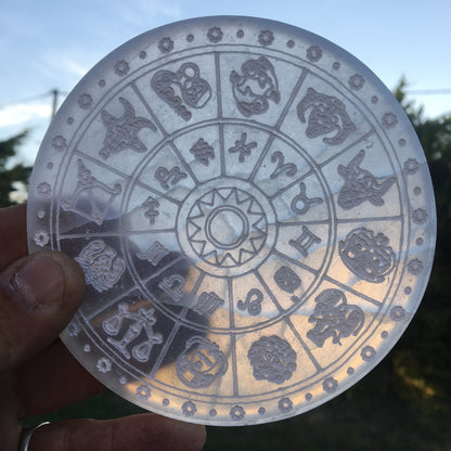 Disques/ Plateaux en Sélénite avec Arbre de vie, Fleur de Vie, Yin Yang, Horoscope ou Métatron. 2 tailles au choix : 10 ou 15 cm. Parfait pour recharger les minéraux !