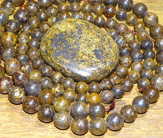 Bronzite, perles rondes de 6 et 8 mm, vendu en : fil de perle 38/39 cm, en bracelet de 17 à 21cm, en collier de 45 ou sautoir de 60cm. Qualité AA à AAA, superbes perles naturelles à l'effet métal !
