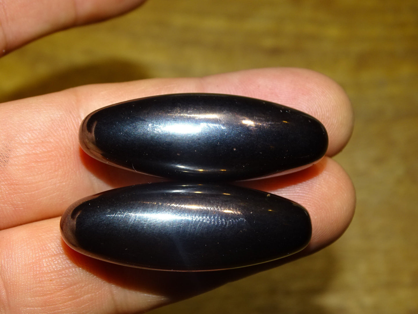 Hématite magnétique 'Power magnet', vendu par paire, 4 ou 6 centimètres, 2 finitions : naturelle ou titane ! Puissance : entre 1 200 à 1 300 gauss. Sert aussi de 'crotale' en musique, jeter en l'air, cela produit un son unique et vibrant !
