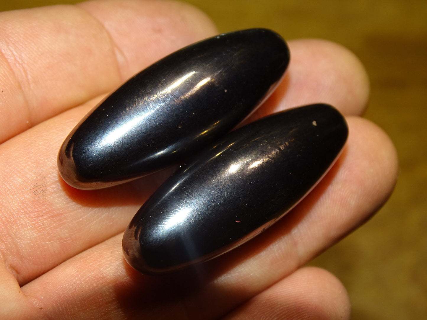 Hématite magnétique 'Power magnet', vendu par paire, 4 ou 6 centimètres, 2 finitions : naturelle ou titane ! Puissance : entre 1 200 à 1 300 gauss. Sert aussi de 'crotale' en musique, jeter en l'air, cela produit un son unique et vibrant !