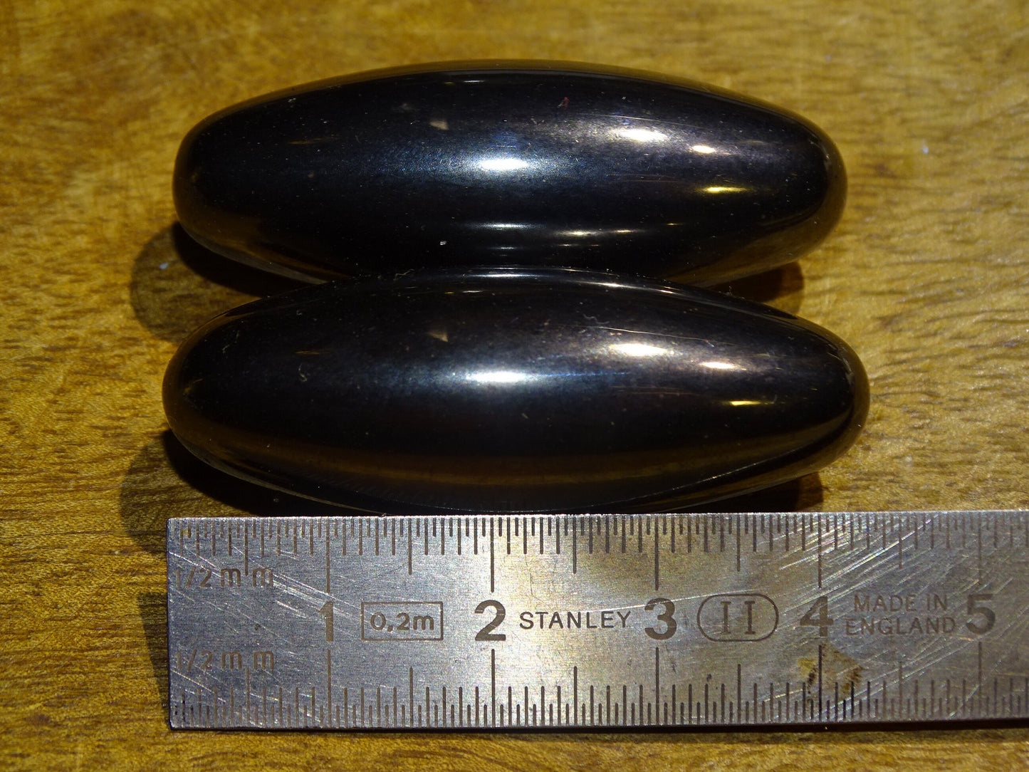 Hématite magnétique 'Power magnet', vendu par paire, 4 ou 6 centimètres, 2 finitions : naturelle ou titane ! Puissance : entre 1 200 à 1 300 gauss. Sert aussi de 'crotale' en musique, jeter en l'air, cela produit un son unique et vibrant !