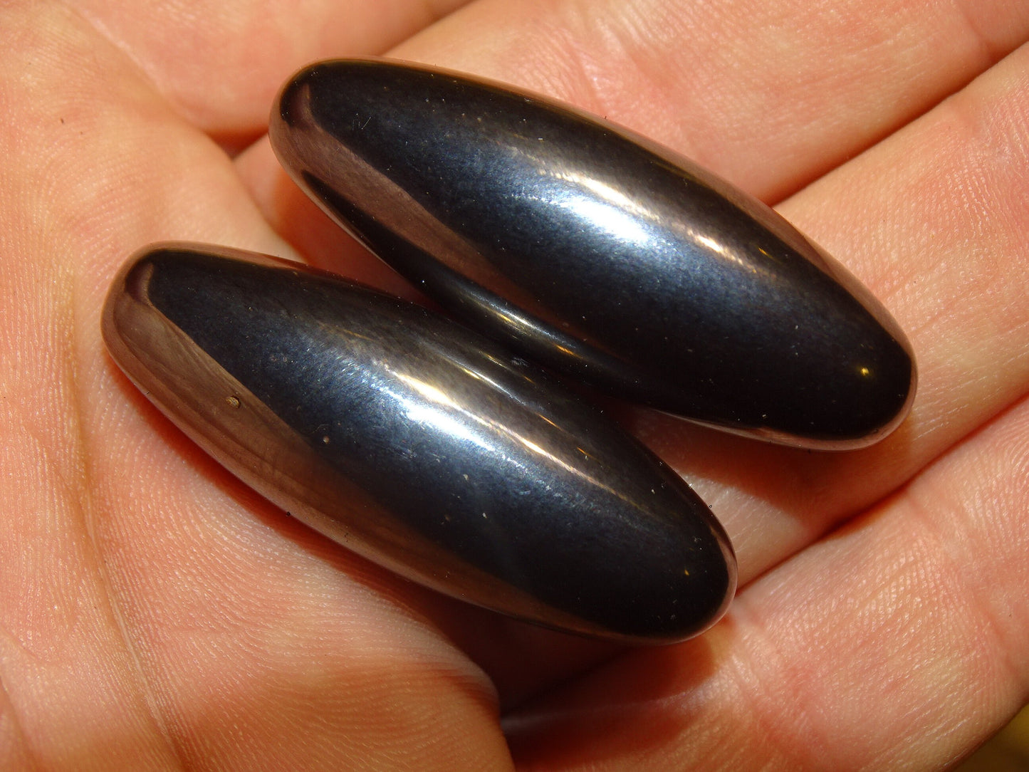 Hématite magnétique 'Power magnet', vendu par paire, 4 ou 6 centimètres, 2 finitions : naturelle ou titane ! Puissance : entre 1 200 à 1 300 gauss. Sert aussi de 'crotale' en musique, jeter en l'air, cela produit un son unique et vibrant !