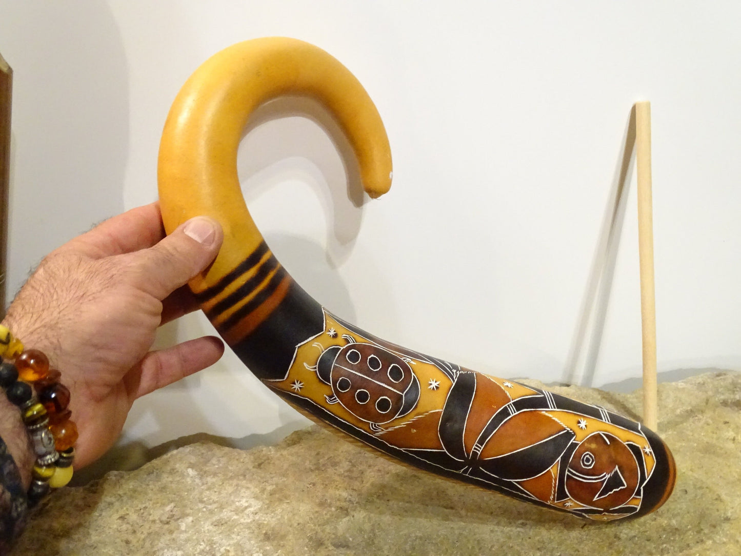Guiro/ Shaker en courge artisanal – Motifs indiens du Pérou, bâton inclus !