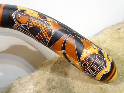 Guiro/ Shaker en courge artisanal – Motifs indiens du Pérou, bâton inclus !