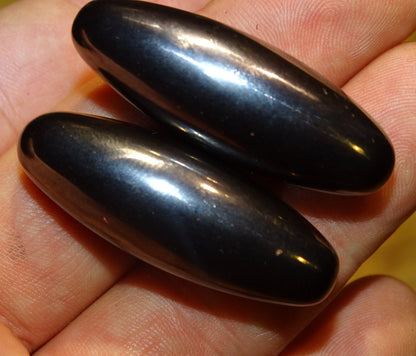 Hématite magnétique 'Power magnet', vendu par paire, 4 ou 6 centimètres, 2 finitions : naturelle ou titane ! Puissance : entre 1 200 à 1 300 gauss. Sert aussi de 'crotale' en musique, jeter en l'air, cela produit un son unique et vibrant !