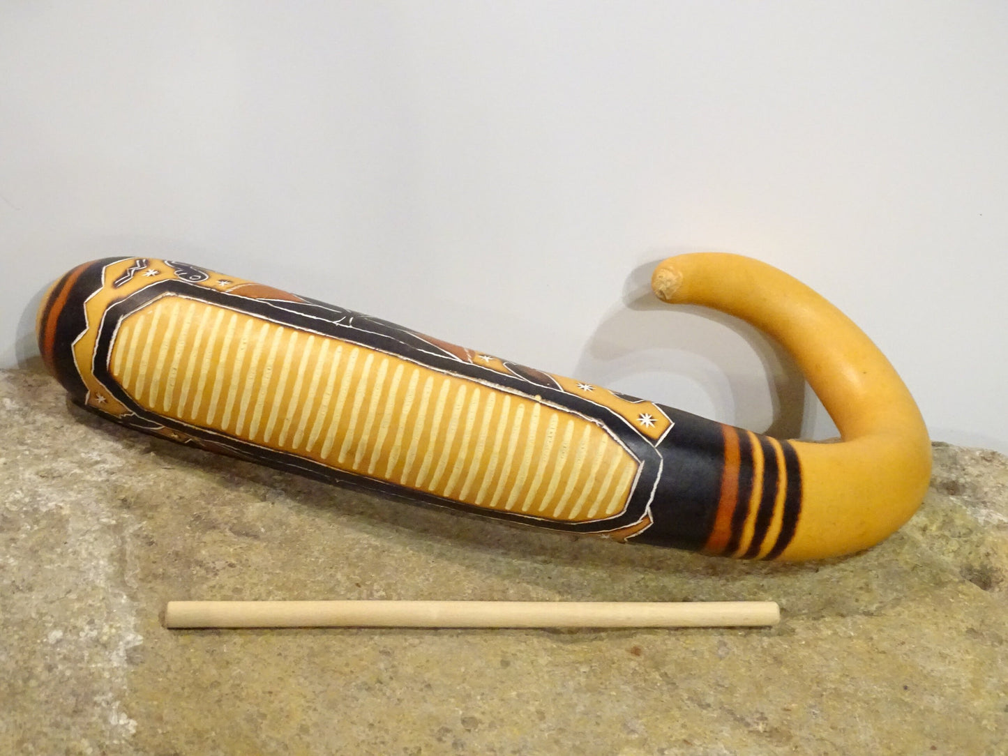 Guiro/ Shaker en courge artisanal – Motifs indiens du Pérou, bâton inclus !
