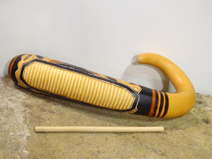 Guiro/ Shaker en courge artisanal – Motifs indiens du Pérou, bâton inclus !
