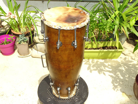 Percussion Indienne ancienne (Ancêtre du tabla) Dholak ou Mridangam. Ø 53cm de haut x 24 de diamètre. Superbe et admirable pièce !