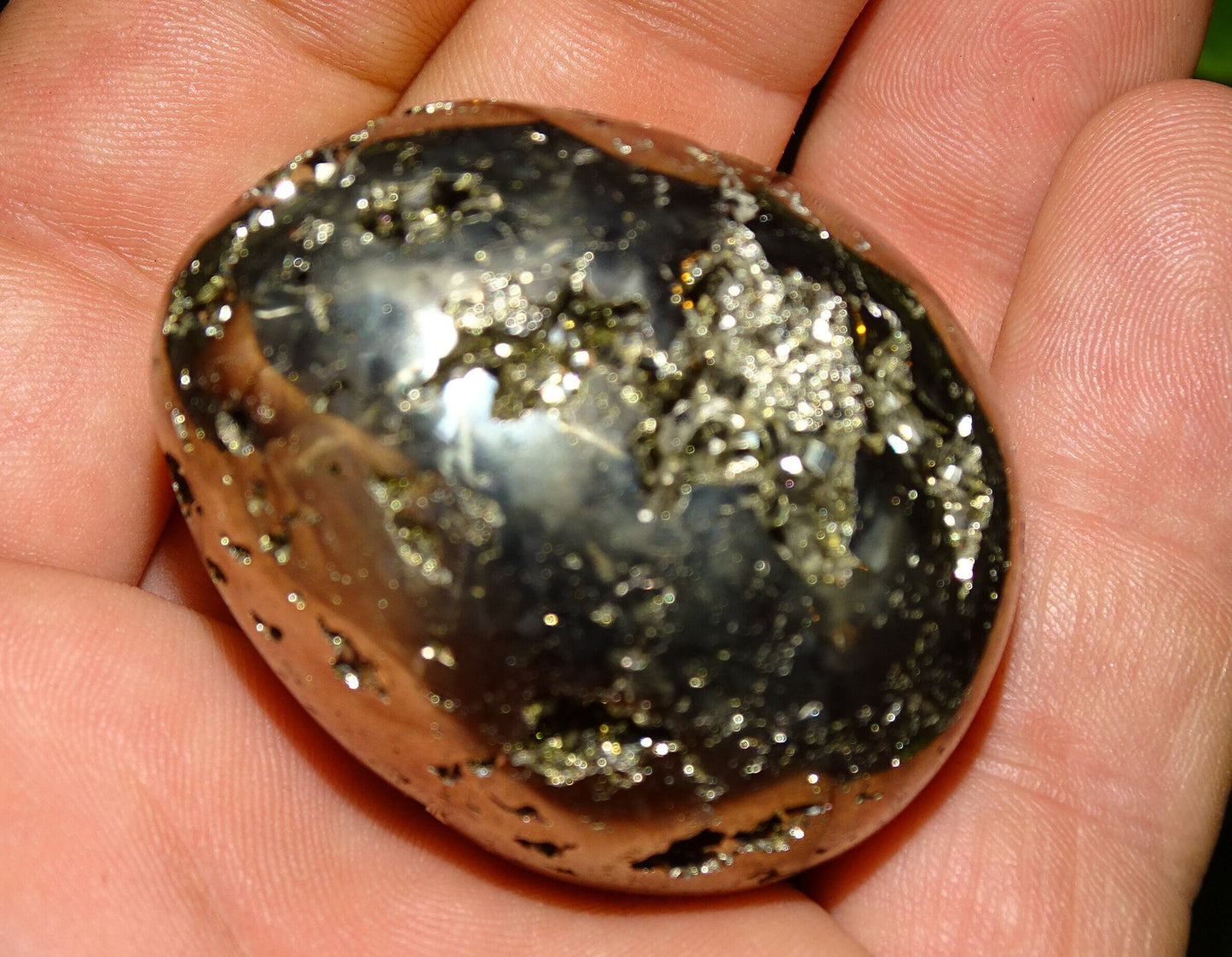 Sélection d'oeufs en pyrite et chalcopyrite, de 45 à 146 grammes, de 30 à 47 millimètres de diamètre. Très belle qualité, parfait pour la lithothérapie, collection, exposition...!