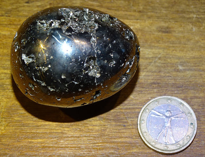 Sélection d'oeufs en pyrite et chalcopyrite, de 45 à 146 grammes, de 30 à 47 millimètres de diamètre. Très belle qualité, parfait pour la lithothérapie, collection, exposition...!