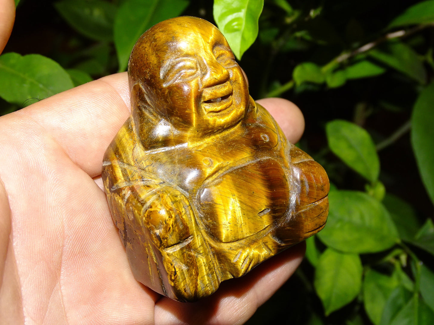 Bouddha rieur en pierre d'oeil de tigre, fait main. 70 millimètres de hauteur x 55 x 30 - Superbe petite pièce !