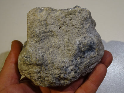 Célestite/ Célestine ou Quartz Bleu, géode de 817 grammes, 105 x 95 x 60 millimètres. Superbe qualité, parfait pour vos collections, expositions...