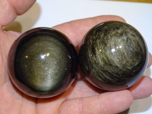 Obsidienne dorée, Sélection de 2 sphères : 53 et 56  millimètres - 130 et 160 grammes