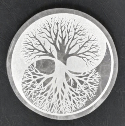 Disques/ Plateaux en Sélénite avec Arbre de vie, Fleur de Vie, Yin Yang, Horoscope ou Métatron. 2 tailles au choix : 10 ou 15 cm. Parfait pour recharger les minéraux !