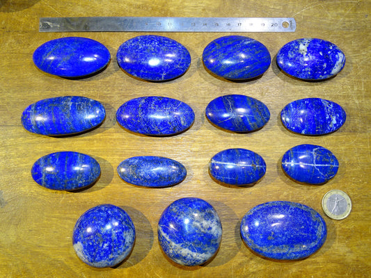 Lapis lazuli, Sélection de galets  au choix, de 6x4x1,5 cm. Format adéquat pour massages. Un bleu envoûtant et fascinant, pierre des pharaons !