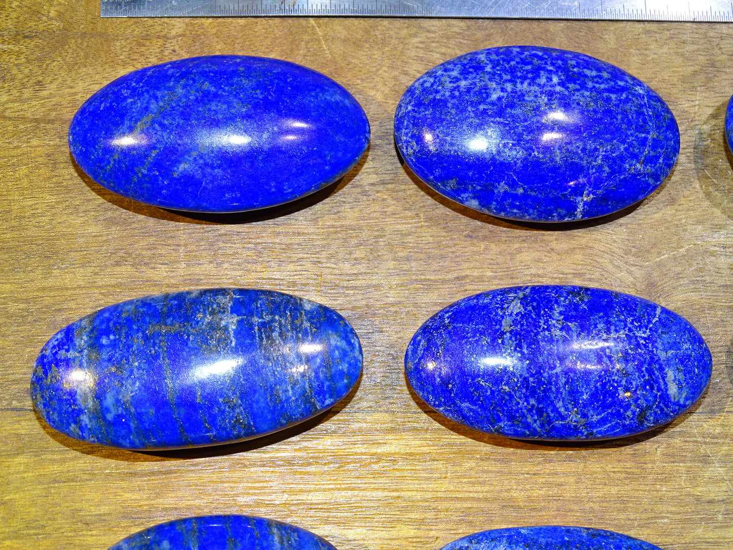 Lapis lazuli, Sélection de galets  au choix, de 6x4x1,5 cm. Format adéquat pour massages. Un bleu envoûtant et fascinant, pierre des pharaons !