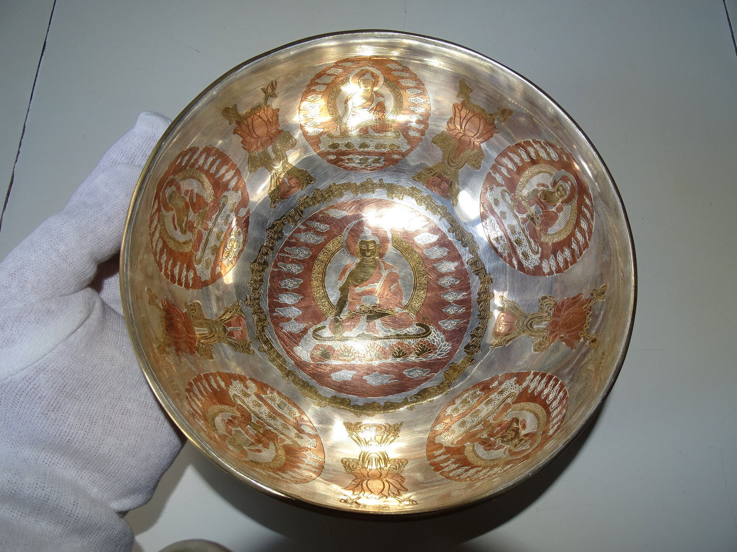 Bol chantant plaqué Argent, 4 tailles (20-30 cm), décor Bouddha et symboles auspicieux. Livré avec maillet & gant.