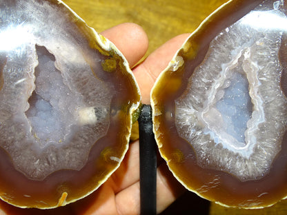 Agate, géode 'papillon' en 2 parties (sur socle dédié) de 150x 95 x 38 millimètres - 731 milligrammes. Superbe qualité, incroyables effets positifs pour vos collections, expositions...