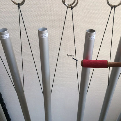 Set de 7 Barres d'énergie de taille XL accordés sur le solfège sacré. 7 tubes de 81 à 110 cm, vendu avec support en bois et maillet !