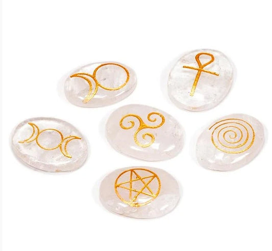 Lot de 6 pierres Wicca en cristal de roche – gravées de symboles dorés. 3,3 × 2,3 cm - 120 gr.