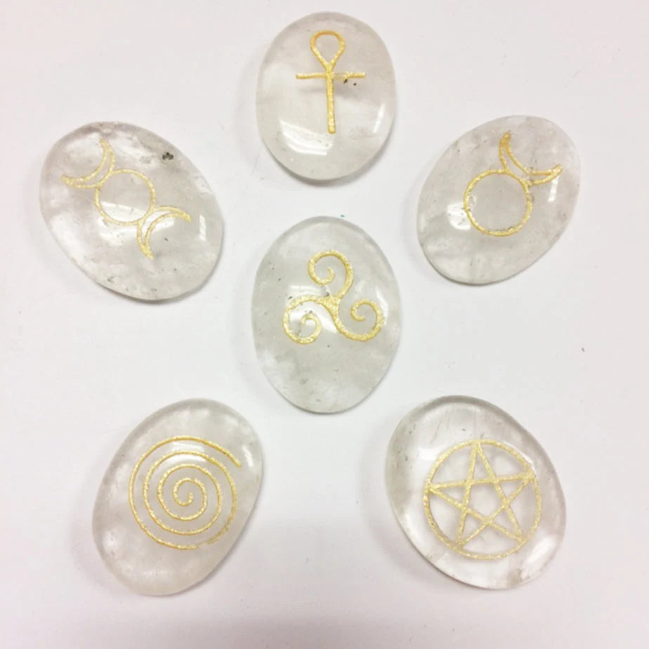 Lot de 6 pierres Wicca en cristal de roche – gravées de symboles dorés. 3,3 × 2,3 cm - 120 gr.