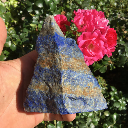 Lapis lazuli, spécimen brut de 152 x108 x 85 mm - 849 grammes. Un bleu envoûtant et fascinant, pierre des pharaons !