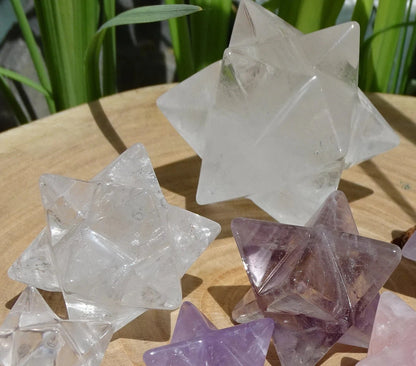 Etoile de Sirius (12 branches), 3 pierres au choix : Améthyste, Quartz rose ou Cristal de roche. De 15 à 85 millimètres. Très belle qualité !