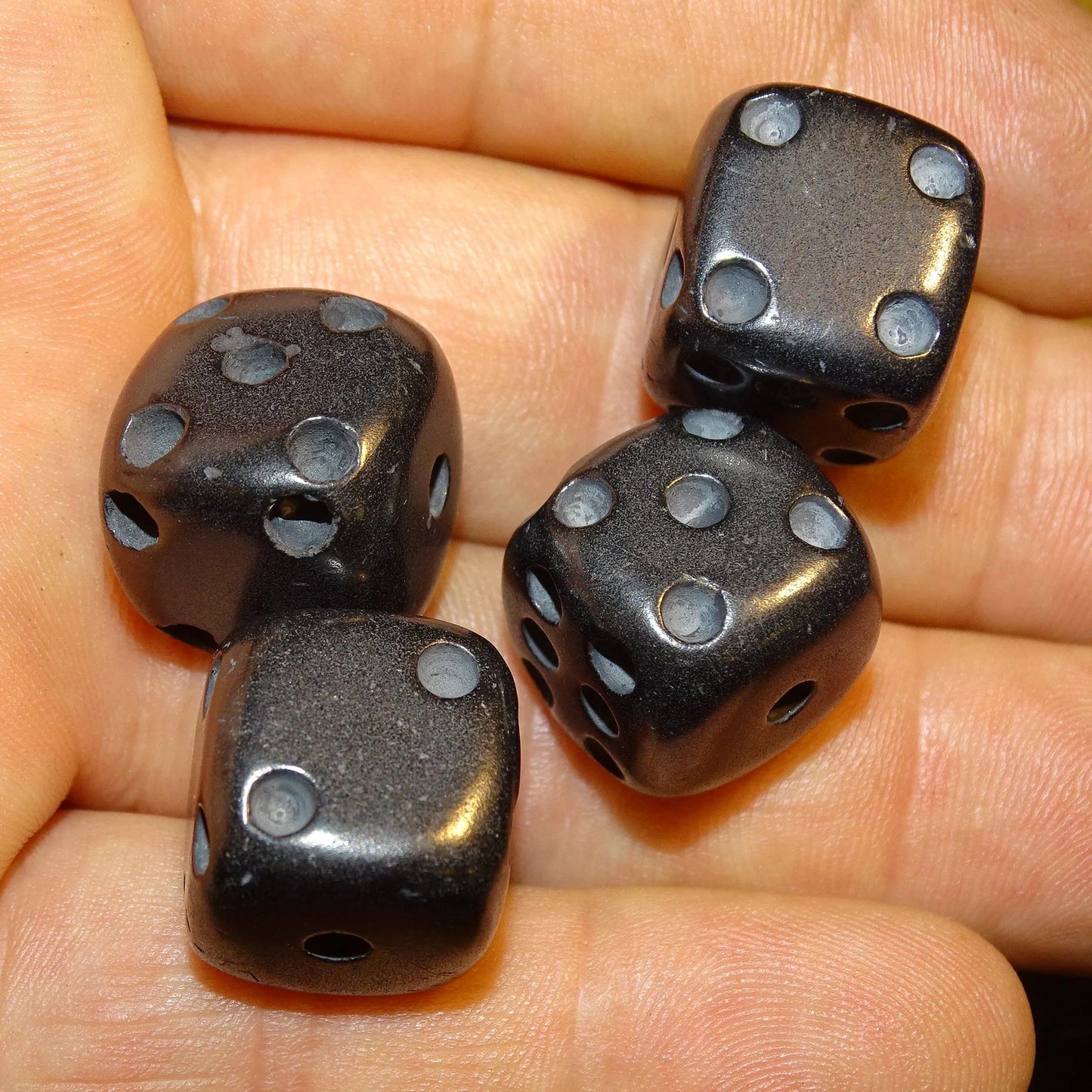 Shungite noire – Dès à jouer de 16x16x16 mm – Pièce rare, 1 seul disponible !