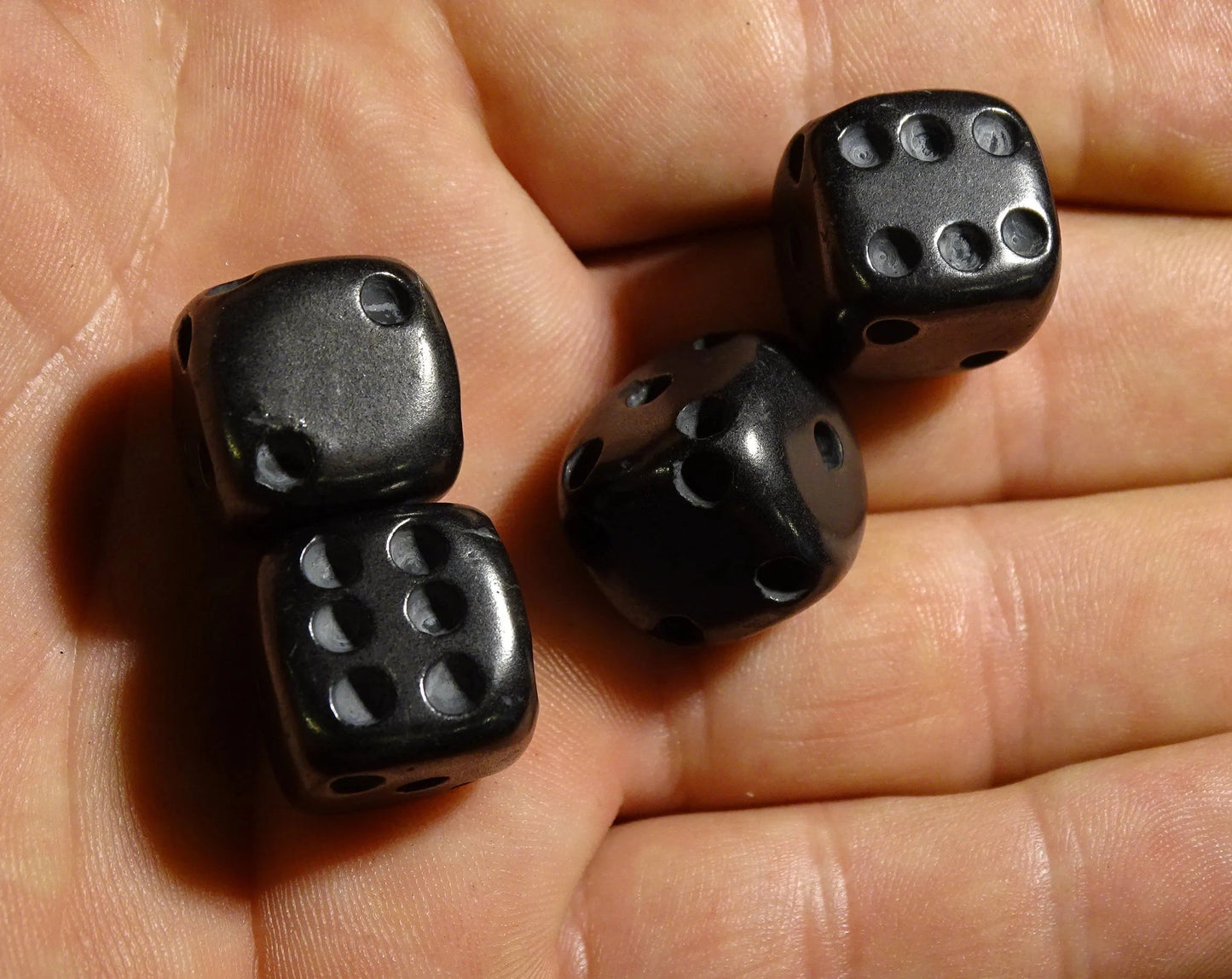 Shungite noire – Dès à jouer de 16x16x16 mm – Pièce rare, 1 seul disponible !