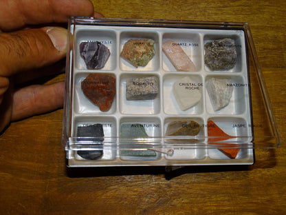 Coffret 'découverte', parfait pour commencer une collection de minéralogie ! Pierres de belles qualités !