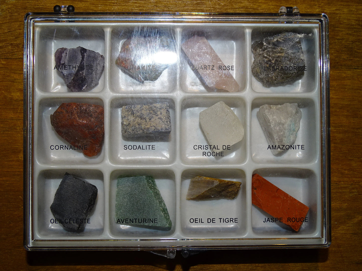 Coffret 'découverte', parfait pour commencer une collection de minéralogie ! Pierres de belles qualités !
