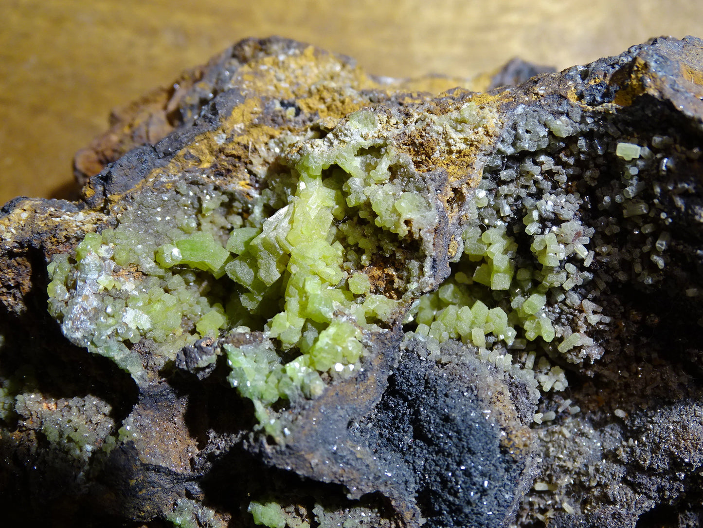 Pyromorphite, spécimen brut - 131 mm x 90 x 75 - 667 gr.