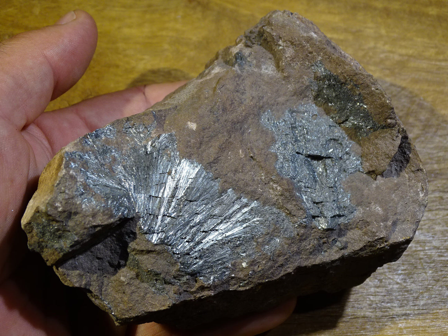 Pyrolusite, spécimen brut - 130 mm x 90 x 65 - 705 gr.